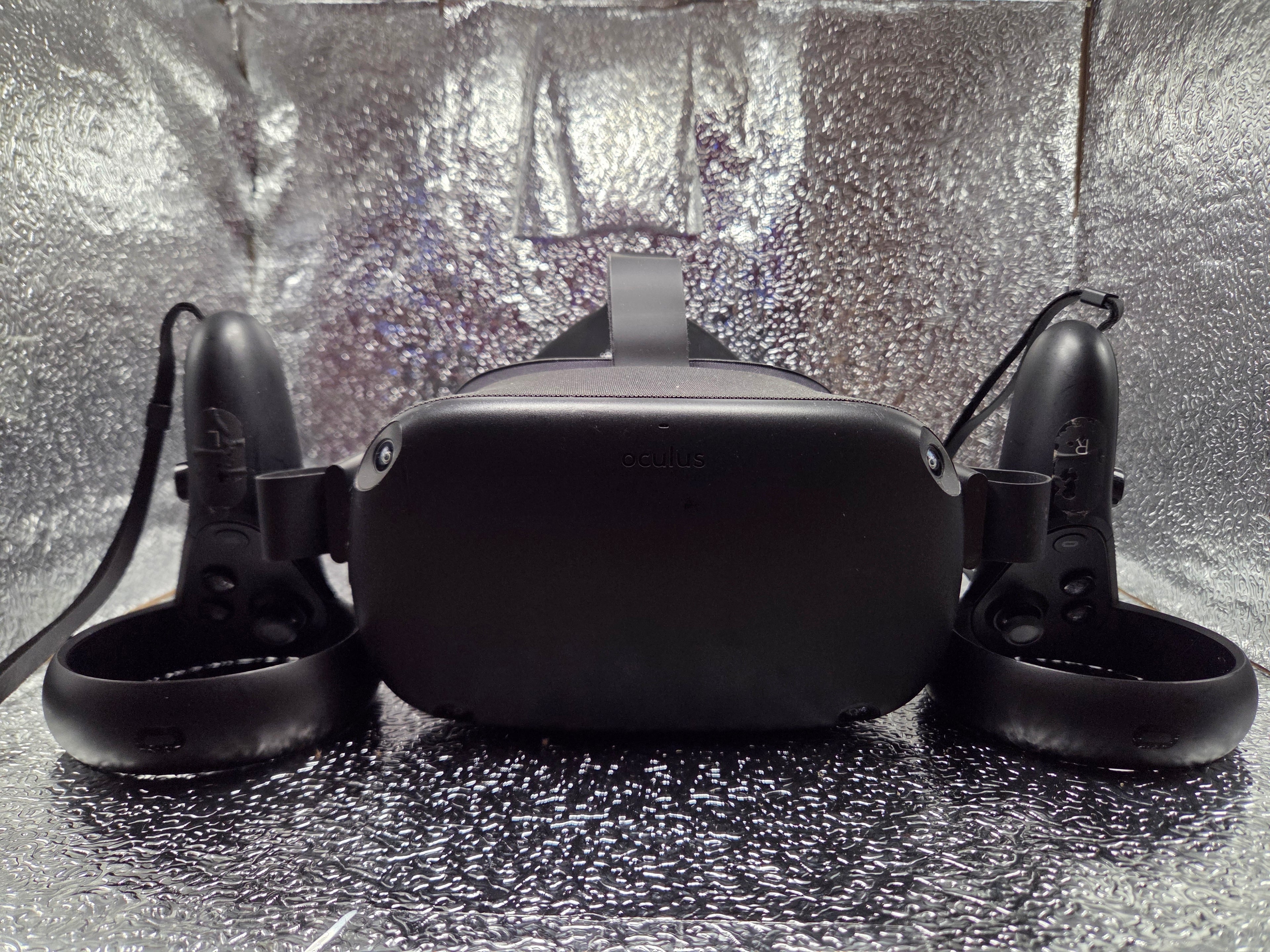 Oculus Quest VR Headset (1st Gen) – Complete Set with Controllers