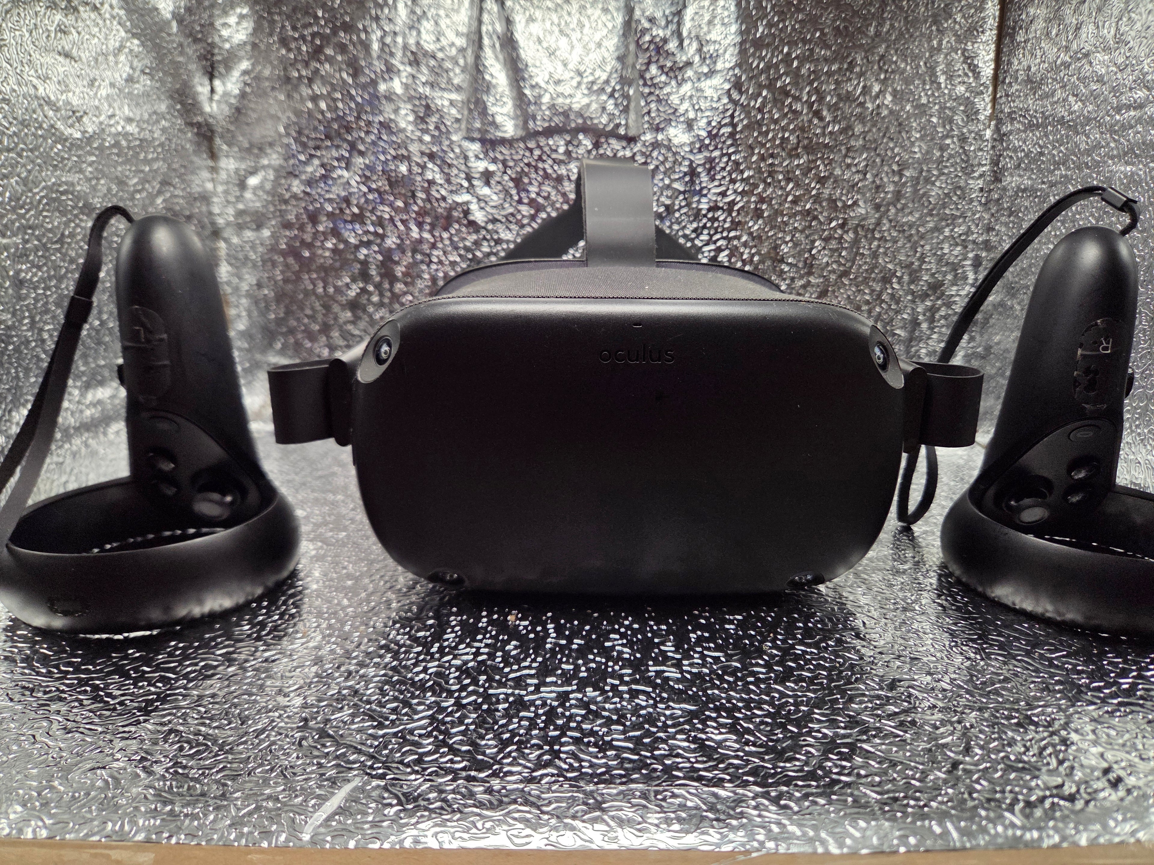 Oculus Quest VR Headset (1st Gen) – Complete Set with Controllers