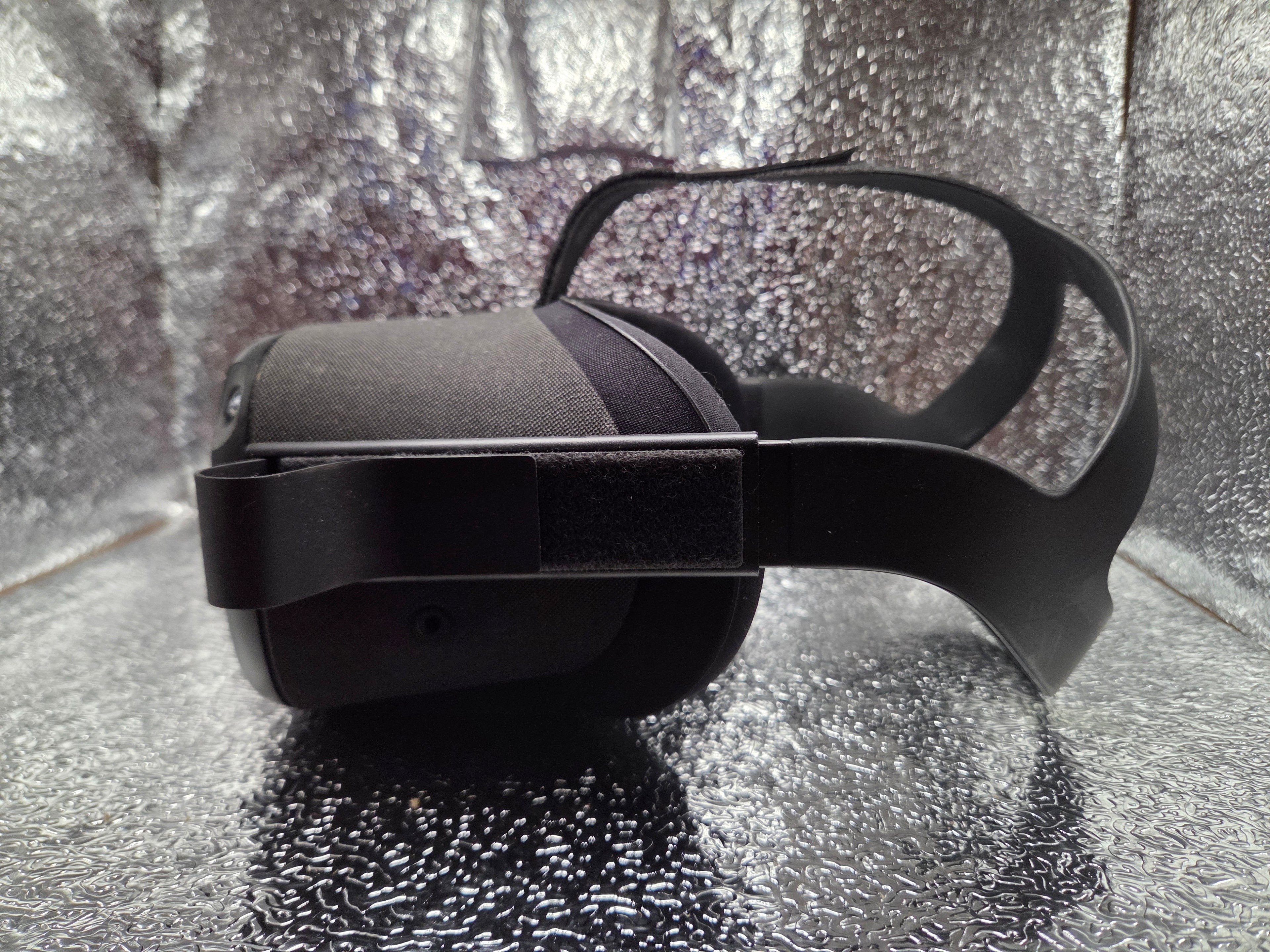 Oculus Quest VR Headset (1st Gen) – Complete Set with Controllers