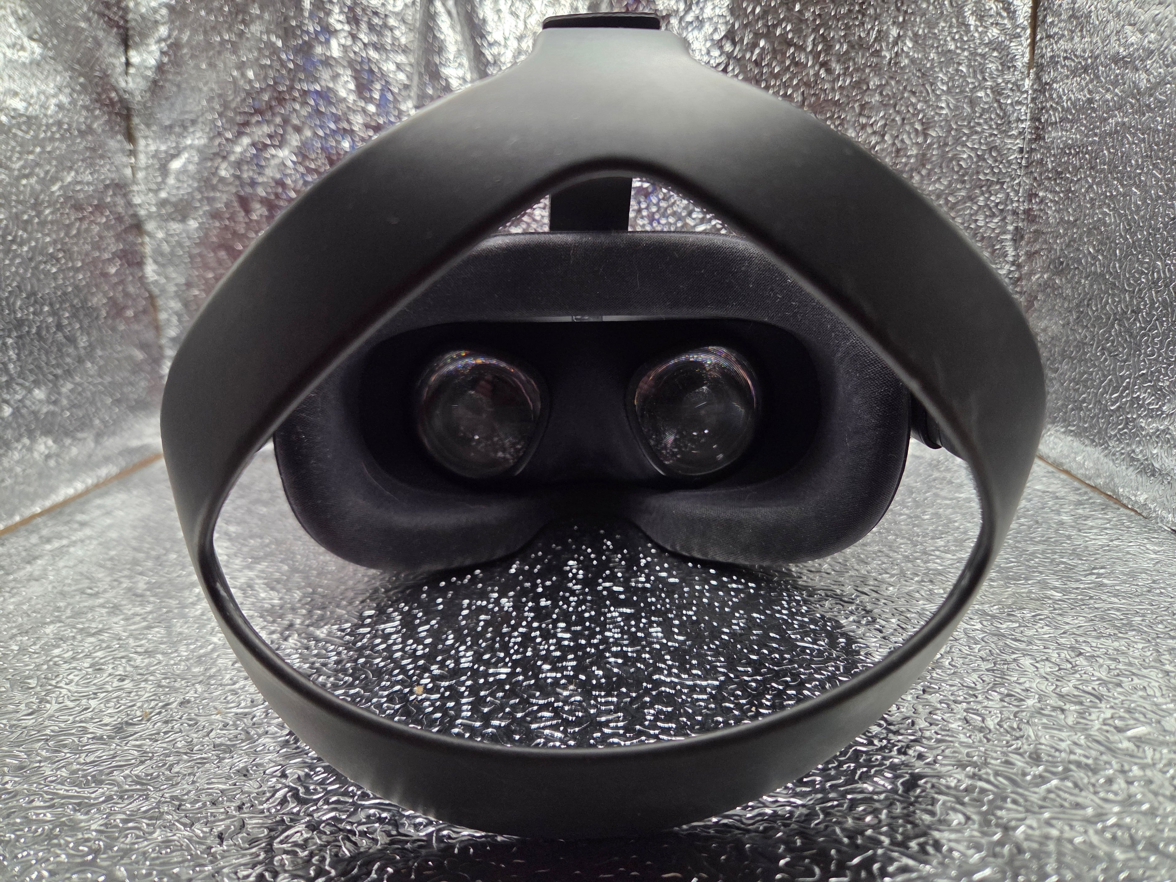 Oculus Quest VR Headset (1st Gen) – Complete Set with Controllers